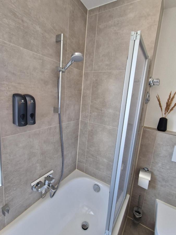 C4S Come4Stay Altoetting - 3-Zi Whg I Zentrale Lage I Parkplatz I Balkon I Wifi I Smarttv I 1 Kingsize, 1 Queensize Bett I Office Arbeitsplatz I Wohnbereich Mit Couch Und Essbereich I Voll Ausgestattete Kueche I Nespresso Exterior foto